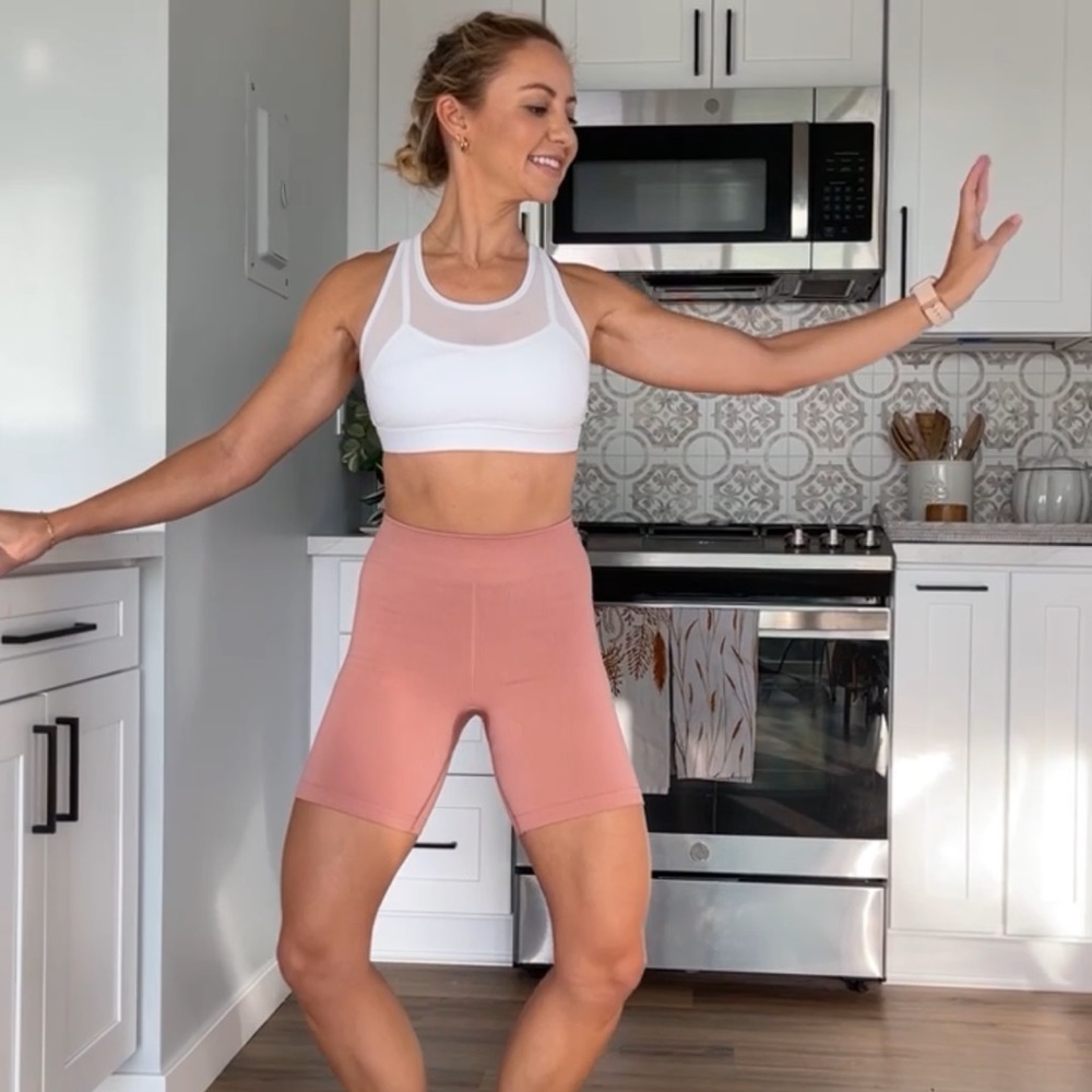 Flattering Cloud Seamless High-Waisted Short - image 1